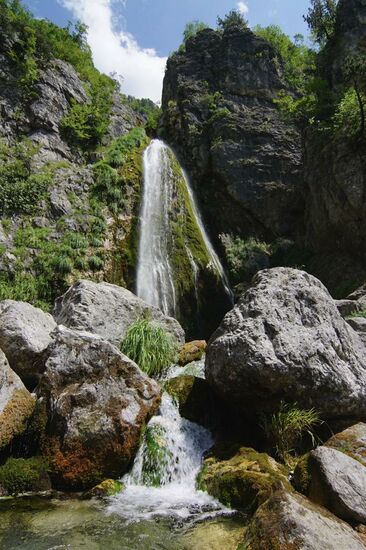 Zum Fluß und Wasserfall