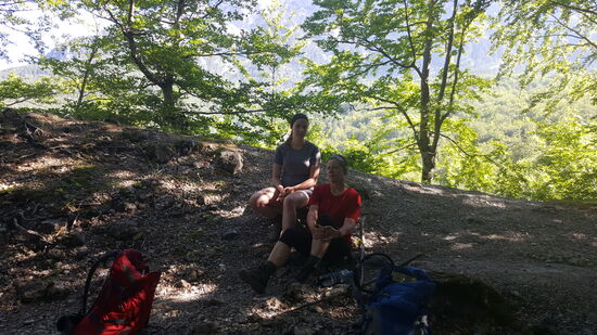 Nach einer Stunde die erste kurze Rast—es geht noch sachte bergauf
