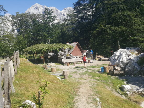 Um 15 Uhr geht wieder bergab.
Hier stoppen wir für ein gekühltes Getränk. Laut Tikki sind es noch 1,5h bis zum Guesthouse