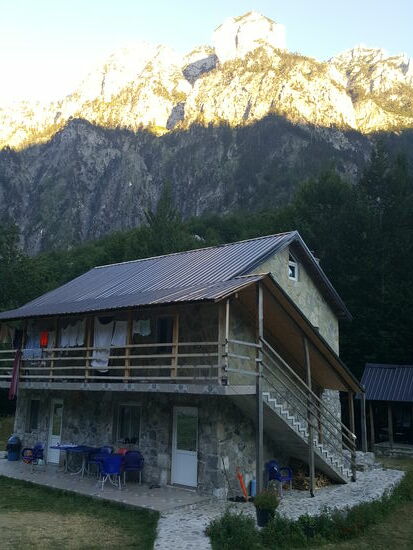 Außer uns ist nur noch ein junges, holländisches Pärchen da. Die beiden reisen mit einem umgebauten Renault als Wohnmobil durch Osteuropa—immer dorthin wo gerade die Grenzen offen sind