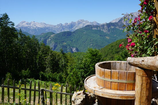 Hier können wir noch mal unsere Flaschen mit frischem Trinkwasser auffüllen.Und wir treffen die Jungs mit  dem Pferd, die unser Gepäck von Theth nach Valbone transportieren