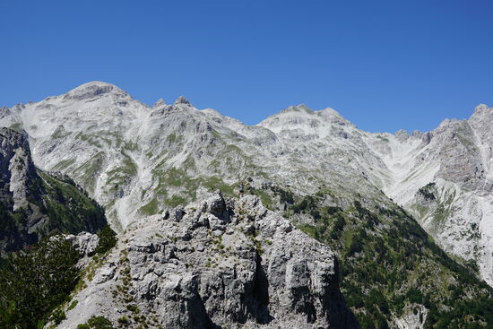 Gegen 14 Uhr sind wir schon oben und machen 1 Stunde gemütlich Pause.
Wir sind sehr gut in der Zeit-der Abstieg soll nur 3 h dauern