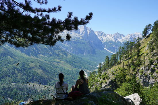 Kurze Rast mit Ausblick—wir müssen heute 1200m bergauf und 950m bergab gehen