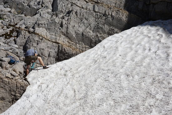Auch hier oben ist Schnee—Tikki füllt nochmal seine Flasche auf