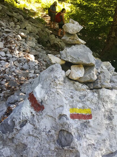 Hier sieht man immer die Wegmarkierungen. Manchmal—so wie hier sind sie gut zu erkennen—aber ich würde ohne Guide öfter daran vorbeilaufen