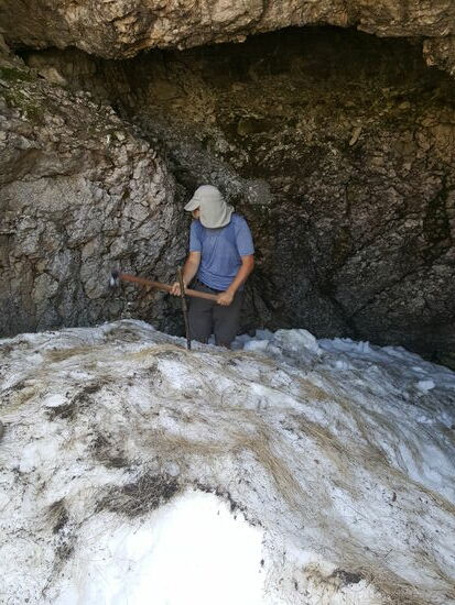 Auch skurril: Es sind ca 35 Grad und wir stehen hier vor einer Höhle mit Schnee