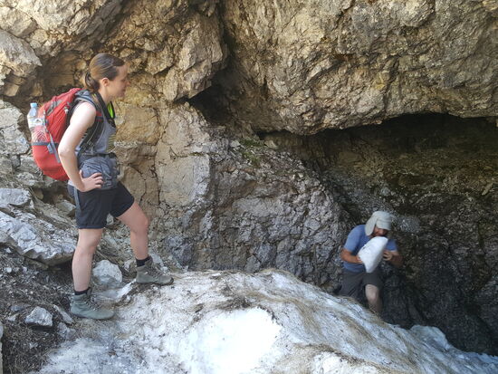 Hier holt ein Bewohner einer Hütte immer Schnee um es als Trinkwasser zu schmelzen. Auch wir haben mit Schneewasser unsere Flaschen aufgefüllt.
Es ist 13 Uhr und die ersten 1,5 Liter sind fast weg