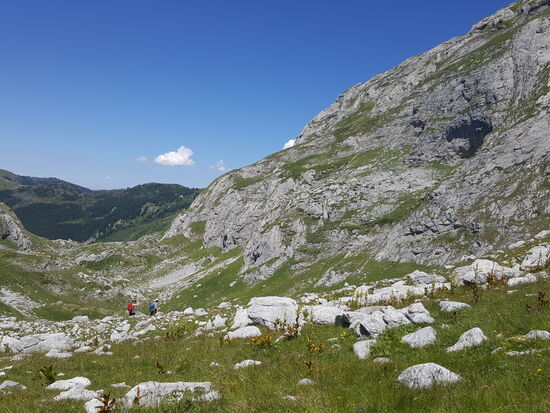 Da sind die beiden —nur wenige Meter von mir entfernt, auf der Montenegrischen Seite und auf dem Weg zum Peak—