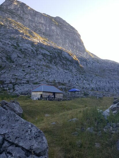 Das ist das Resto...Einsam—hier lebt jeder monatelang in Quarantäne..