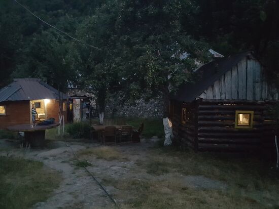 Erst gegen 20.30 Uhr erreichen wir unser Guesthouse in Cerem.
Wir bekommen noch Dinner und fallen todmüde in unsere Betten