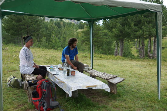 Um 13.30 Uhr machen wir Pause bei einer Familie in Albanien, die sich richtig freut uns zu sehen—wir bestellen Joghurt und Tee