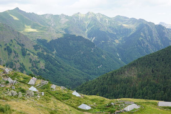 Immer wieder verstreute Häuser. Die Leute ziehen jeden Sommer von der Stadt aufs Land für mehrere Monate