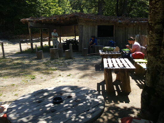 Erster Stop schon um 10.30 Uhr an einem Kiosk-der Besitzer berichtet, dass er letzte Woche 5 Gäste hatte-diese Woche sind wir wohl die einzigen-wir trinken Tee und Tikki vernichtet jetzt schon sein Lunchpaket