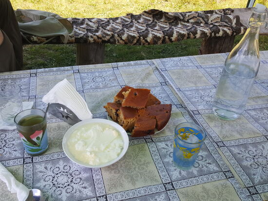 Dazu bekommen wir Kuchen, Käse und Wasser vom Haus geschenkt