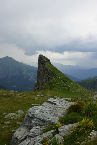 Nun wollten die beiden noch auf diesen kuriosen Berg—hier seht ihr Tikki—nur er ist hochgeklettert