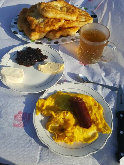 Rührei, Salciccia, Schafskäse, Pflaumenmus-gebackenes Süßes und Kräutertee—alles aus der Natur!