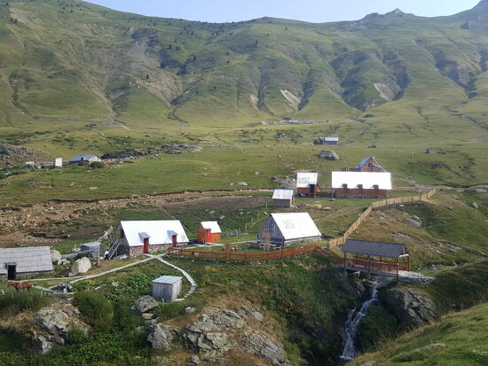 Es sieht so wunderschön aus. Die Leute kommen den Sommer über aus der Stadt hierher—meist so 3 Monate