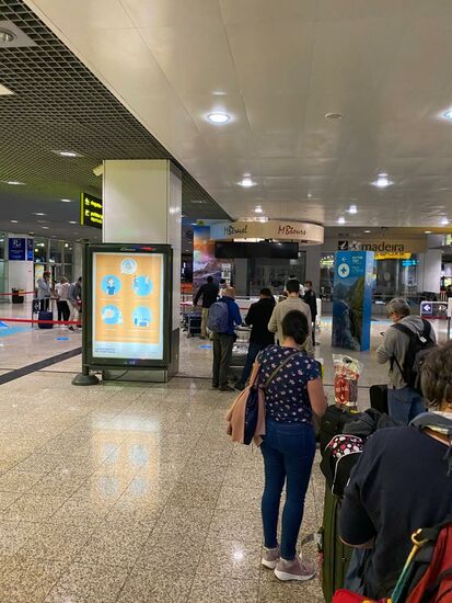 Wir landen pünktlich um 01.10 Uhr und werden auch gleich gefragt, ob wir den Test schon haben. Bei Verneinung weist man uns den Weg zum Test.