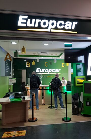 Zuerst holen wir aber unseren Mietwagen. Europcar ist einer der wenigen, die 24 Stunden geöffnet haben. Trotzdem kostet unser Peugot 208 keine 20 Euro pro Tag.