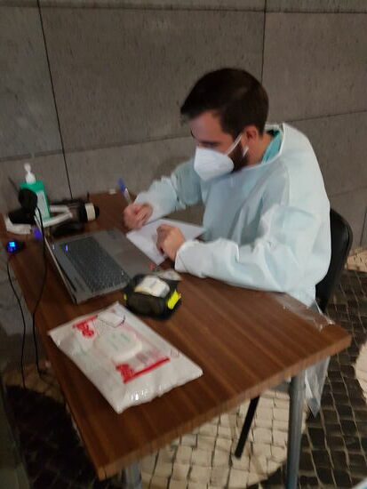 Der Barcode wird eingescannt, und die Daten abgeglichen.