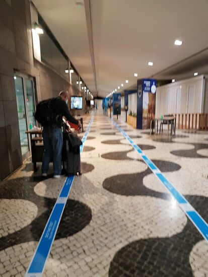 Rechts sind die Container mit je 4 -6 Kabinen. Da gehts rein zum „pinseln“ :
Nase rechts, Nase links, Rachen und fertig.
Das Ergebnis bekommen wir innerhlab 6-12 Stunden