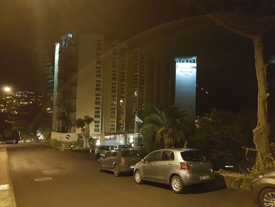 Unser Hotel „Dom Pedro Madeira“ erreichen wir in 5 Minuten, sodass wir bald schlafen können.