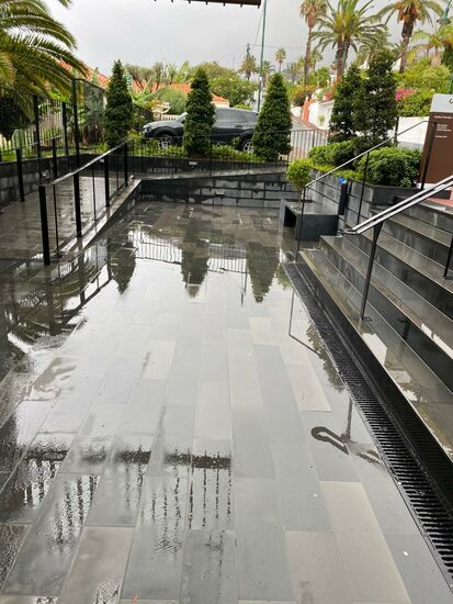 Trotzdem ist es warm, wir fahren zeitig zum Airport und geben das Auto zurück