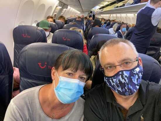 Der Flieger ist fast voll. Es wird streng auf das Tragen der Masken geachtet und mit Maßnahmen bei Nichtbefolgung gedroht