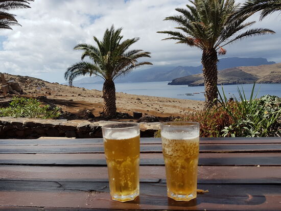 Kurz vor unserem Ziel ein Bierstopp mit Aussicht auf Strand und Palmen