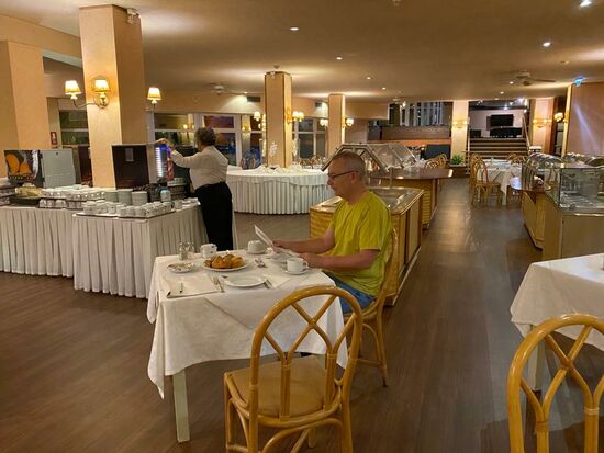 Frühstück im leeren Restaurant des „Dom Pedro Madeira“