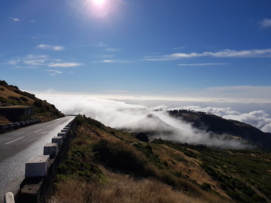 Der " Pico Arieira" ist der dritthöchste Berg von Madeira. Die Serpentinenfahrt hier hoch war schon sehr abenteuerlich und steil.