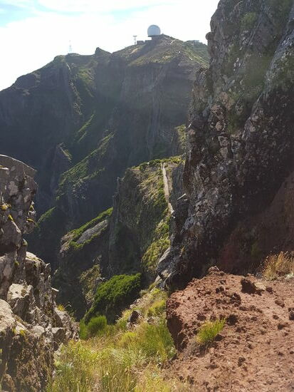 Die Besteigung beginnt erstmal mit einem langen Abstieg. 