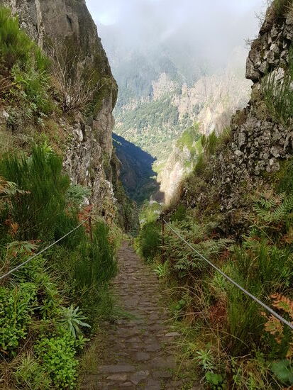 Ich klammere mich immer dankbar an den Seilen fest, vor allem, wenn es bergab geht