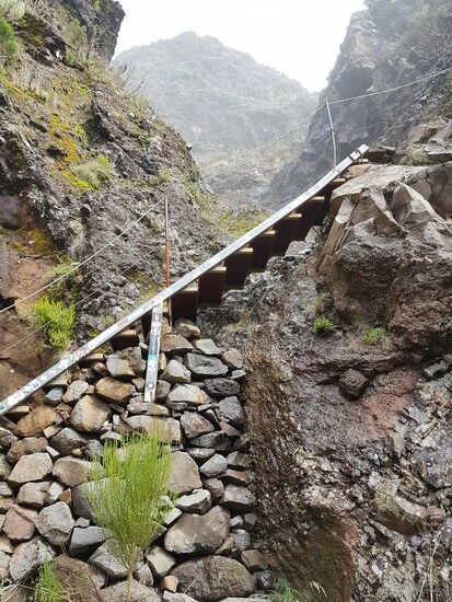 Steinstufen wechseln ab mit Stahltreppen...