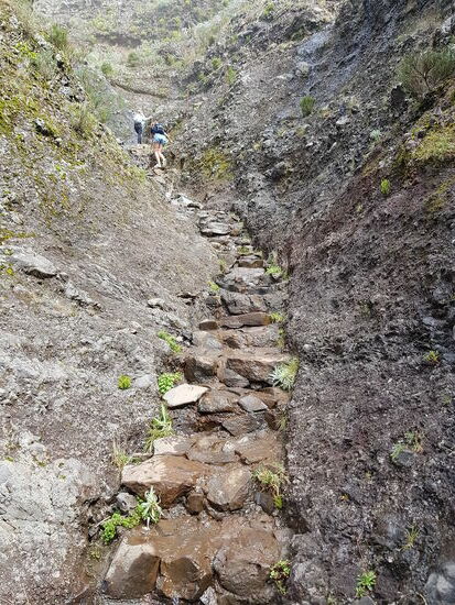 Gestern Abend hat es geregnet, so ist es noch nass auf den Stufen