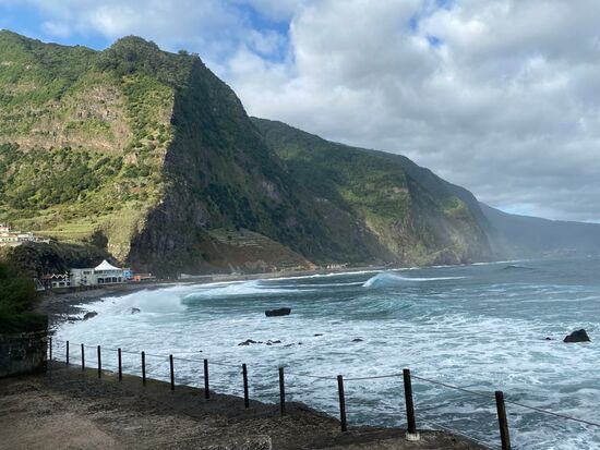 Das „Estalagom del mar“ liegt am Meer—nachts hören wir, wie die Wellen an die Felsen schlagen