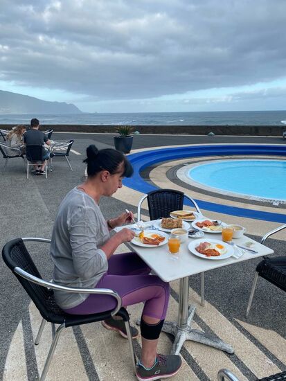 Bei den milden Temperaturen kann man gut draußen frühstücken