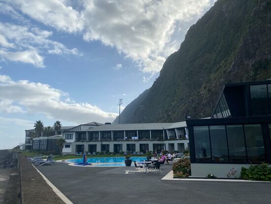 Da Madeira nicht unbedingt eine Badeinsel ist—haben die meisten Hotels einen großen Pool