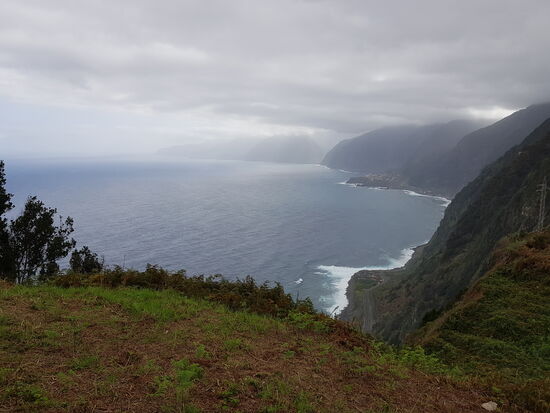 Dazu müssen wir wieder ein paar Kilometer hinauf in die Berge.
Hier ein Blick auf die Küste