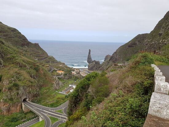 Auf dem Rückweg ein Blick auf die „Felsnadeln“—diese möchte Thomas heute abend gern noch mit Sonnenuntergang fotografieren-und einmal mit Sonnenaufgang