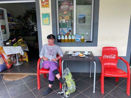 Dann entdecken wir diesen kleinen Kiosk —hier bekommen wir für kleines Geld viel Freundlichkeit, Kaffee und Kuchen