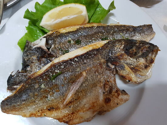Mein Hauptgericht: frische Dorade gegrillt. Der Knüller: der Fisch ist halbiet und filletiert! Lediglich der Kopf ist noch dran, was dem ganzen ein schönes Bild gibt!
