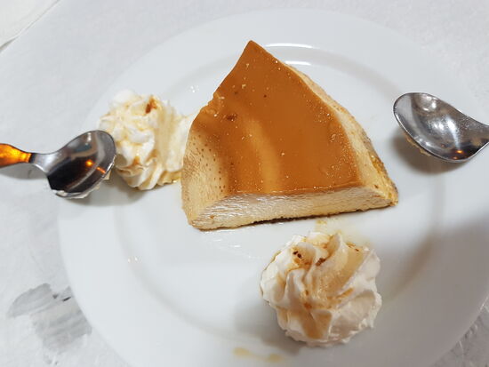 Ein Dessert für 2 reicht vollkommen aus. Das ist eine Art Caramelpudding.