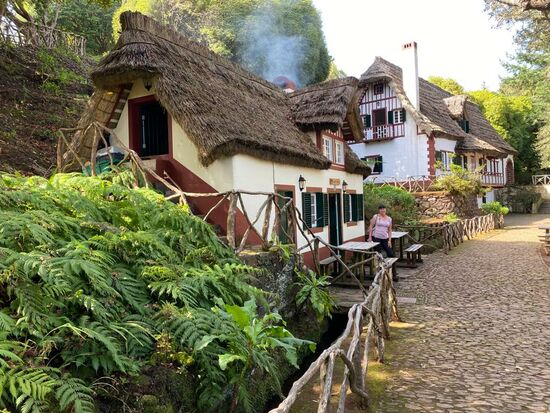 Oben am Startpunkt erwartet uns ein Hexenhäuschen