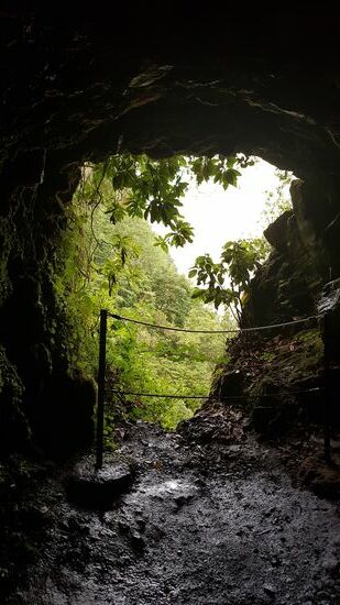 Ein Tunnel ist sehr lang, mit einem „Fenster“ auf halber Strecke- die Durchquerung hier dauert tatsächlich mehr als 6 Minuten