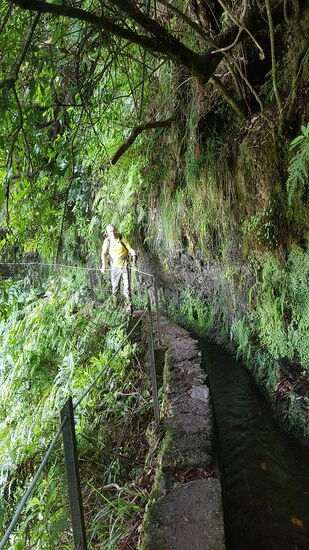 Diese Kanäle sind Beweis für die Anstrengungen um große Wassermengen aus den Quellen der Berggipfel an die Hänge und Täler zu leiten