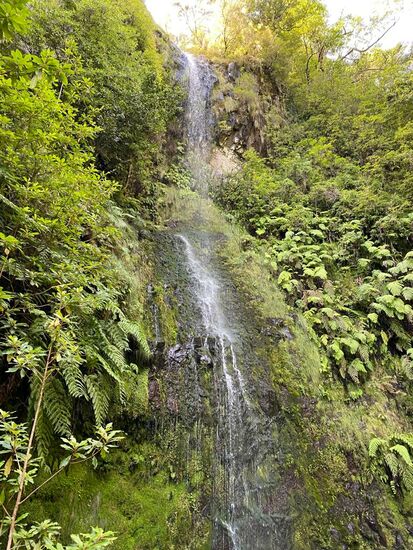 Er fließt ca 100m hinab