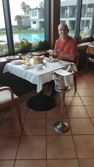 Überraschung gelungen—wir genießen Torte und Sekt zum Frühstück