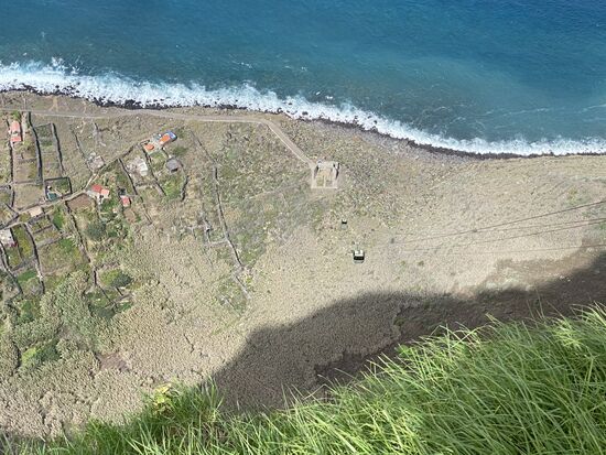 Da gleitet eine Kabine hinab—wir fahren auch runter, steigen aber nicht aus.
Nach einem kleinen Imbiss und einer Tasse Kaffee fahren wir zurück zum Hotel