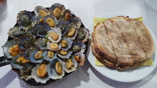 Wieder bestellen wir uns eine Portion "Lapas" mit hausgebackenen Knoblauchbrot als Vorspeise